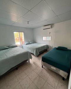 IztapaEl Chalet del Canche的一间客房内配有两张床的房间