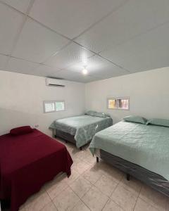 IztapaEl Chalet del Canche的一间卧室,配有两张床