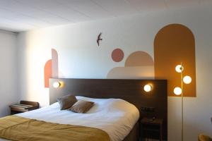蒙蒂尼Logis Hôtel & Restaurant - Le Relais de Montigny的一间卧室配有一张带白色床单的大床