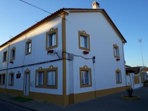 米尔芳提斯城Casa da Alagoinha的白色的建筑,在街上有窗户