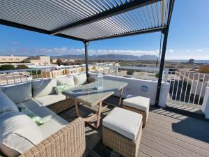 埃尔卡沃德加塔Ático Los Flamingos. Exclusive terrace with views的露台设有桌椅