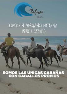 Boca PupuyaPalmar Matanzas的一群人在海滩上骑马
