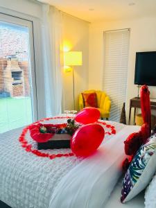 曼彻斯特MeeZee Pearl Double Bed Lodge With Free Parking的一间卧室配有一张红色装饰的床。