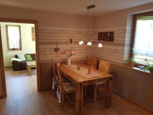 KaltennordheimFerienwohnung NatureOne的一间带木桌和椅子的用餐室