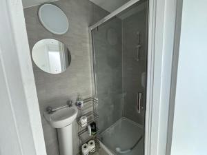 梅奥Westport town centre three bedroom的带淋浴、卫生间和盥洗盆的浴室