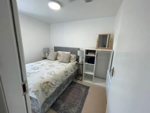 梅奥Westport town centre three bedroom的一间带床的小卧室和一间小厨房
