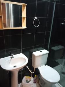 巴拉-沙希CASAS e KITNETS NOSSO CANTINHO的一间带卫生间、水槽和镜子的浴室