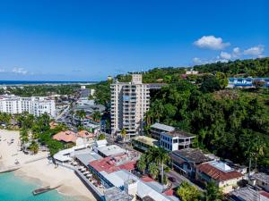 蒙特哥贝Welcome to stunning Ocean Views at Studio 503的享有海滩和建筑的空中景致