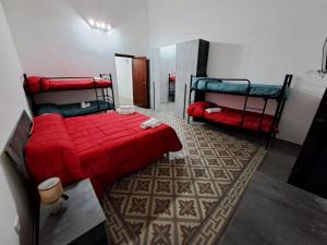 卡塔尼亚four apartaments的一间卧室配有两张红色的床和镜子