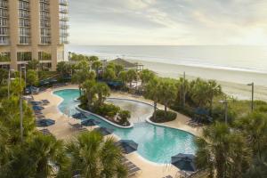 默特尔比奇Ocean View 3 Bedroom Unit #1607 Royale Palms condo的享有度假胜地的空中景致,设有游泳池和海滩