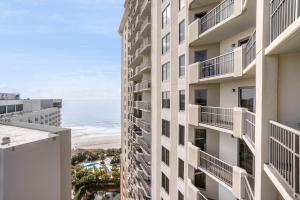 默特尔比奇Ocean View 3 Bedroom Unit #1607 Royale Palms condo的从大楼的阳台上可欣赏到海滩景色