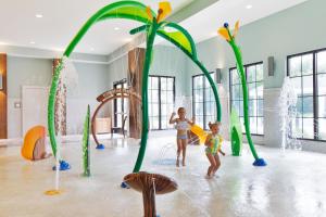 默特尔比奇Ocean View 3 Bedroom Unit #1607 Royale Palms condo的两个孩子在带喷泉的游戏室玩耍