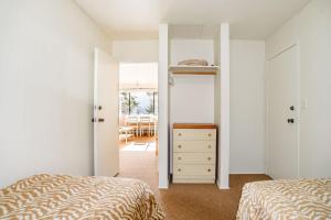 甘奇斯盐泉岛格里恩阿克里斯湖畔度假酒店的一间卧室设有两张床、一个梳妆台和窗户。