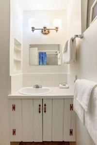 甘奇斯盐泉岛格里恩阿克里斯湖畔度假酒店的浴室设有白色水槽和镜子