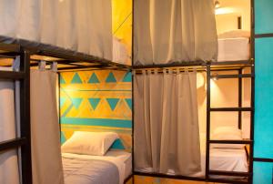 马丘比丘Supertramp Hostel Machupicchu的配有2张双层床的宿舍间