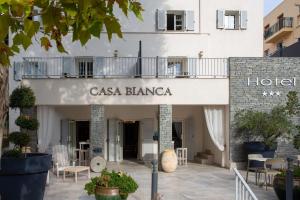 卡尔维Best Western Hotel Casa Bianca的带有读卡萨布兰卡标志的酒店