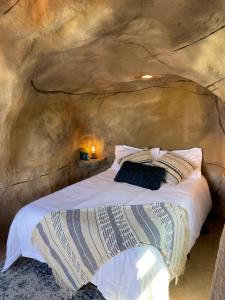 Hildale锡安探险豪华野营地的洞穴里的一个床位