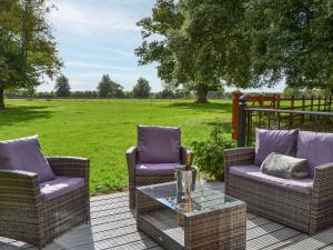 RoydonPark View - Ukc4925的庭院设有两把椅子和一张桌子,还有一个田野。