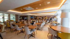 马德普拉塔Hotel Treinta-Seis的用餐室配有木桌和椅子