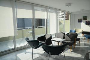 布宜诺斯艾利斯Montañeses 2830 Duplex Flat的配有桌椅和大窗户的客房