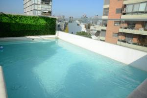 布宜诺斯艾利斯Montañeses 2830 Duplex Flat的大楼屋顶上的大型游泳池
