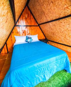 奥塔瓦洛Glamping Campo Lago San Pablo的蒙古包内带一张床的房间
