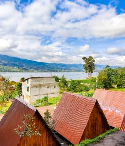 奥塔瓦洛Glamping Campo Lago San Pablo的从房子屋顶上欣赏湖景