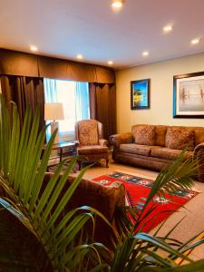 威尔明顿怀特费斯礁岩汽车旅馆的客厅配有沙发和椅子
