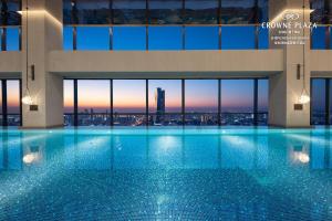 深圳深圳深铁皇冠假日酒店的景观建筑中的游泳池