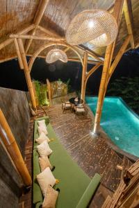 KlungkungDreamy Cliffside Bamboo Villa with Pool and View的享有带游泳池的别墅的顶部景致