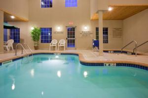 拉克罗斯GrandStay Hotel & Suites La Crosse的在酒店房间的一个大型游泳池