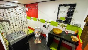 伊基托斯Apartamento El Roble的色彩缤纷的浴室设有水槽和卫生间