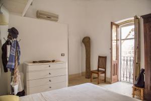 加拉托内Cà Mì Apartment的一间卧室配有一张床、一个梳妆台和一扇窗户。