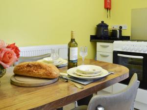 佩文西The Cabin的一张桌子,上面放着一瓶葡萄酒和一面包