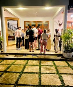 达瓦拉维玛莎拉萨法里之家旅馆的一群人站在建筑物外