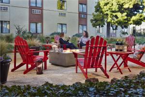 南旧金山焦点SFO酒店的庭院里一组红色的椅子和一张桌子