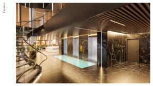 奥克兰SOHO Hotel Auckland的大楼内带楼梯和游泳池的大堂