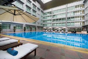 花都Novotel Guangzhou Baiyun Airport的一座大型游泳池,位于酒店大楼内