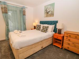 卡林顿Brookside的一间卧室配有一张床、一个梳妆台和一扇窗户。