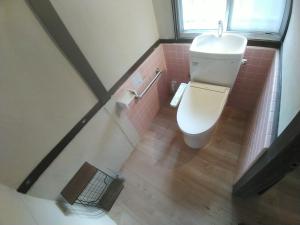 Kitsuki横城ゲストハウス的一间位于客房内的白色卫生间的浴室