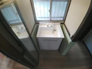Kitsuki横城ゲストハウス的一间带水槽和镜子的浴室