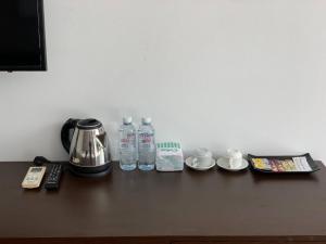 白马市Adventure Dome Resort的一张桌子、咖啡壶和瓶装水