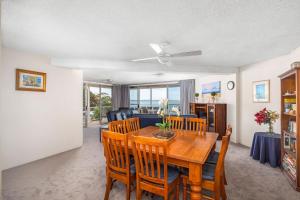 尼尔森湾Birdseye View Apartment at Nelson Bay的用餐室以及带桌椅的起居室。
