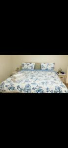 阿伯丁Heart Of Aberdeen City Centre 3 Bedrooms Apartment的一张带蓝色和白色床单及枕头的床