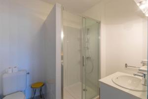 伊热Cabana & Le Gîte de Domange - Proche Mâcon的带淋浴和盥洗盆的白色浴室