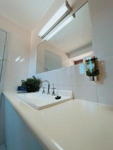 莫阿马莫亚马汽车旅馆的白色的浴室设有水槽和镜子