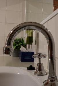 莫阿马莫亚马汽车旅馆的浴室内带水龙头的盥洗盆