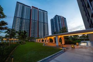 巴生Wallaway2stay Gravit8 Klang 2 Plus 1Room的城市高楼建筑景观