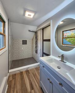 皮博迪Le Elona, a private island getaway experience的一间带水槽和淋浴的浴室