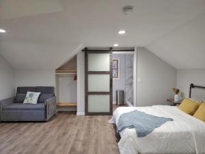 皮博迪Le Elona, a private island getaway experience的一间卧室配有一张床和一张沙发